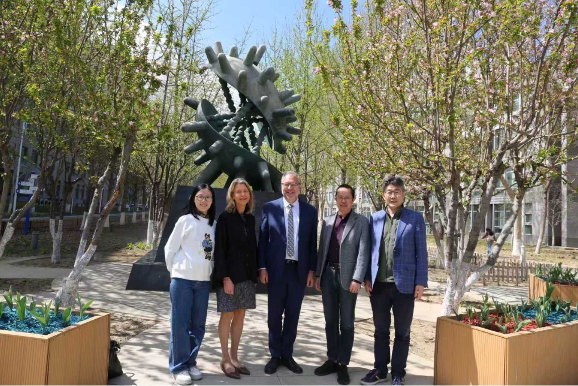 2025年4月1日 与芳澜讲堂报告人Peter Piot合影