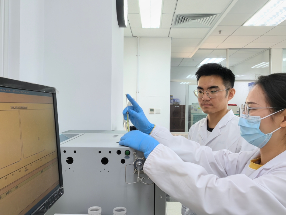 科研人员在进行气相色谱检测