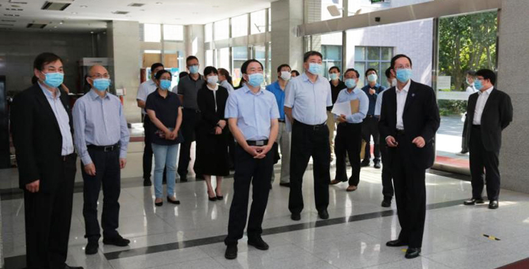 科技部徐南平副部长调研微生物所抗体药物研发工作